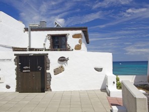 1 Bedroom Fisherman's Cottage right by the Sea & Arrieta Beach, Lanzarote, Canary Islands